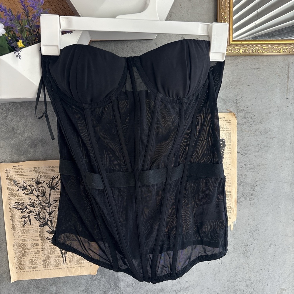 Chic Black Lace Bustier